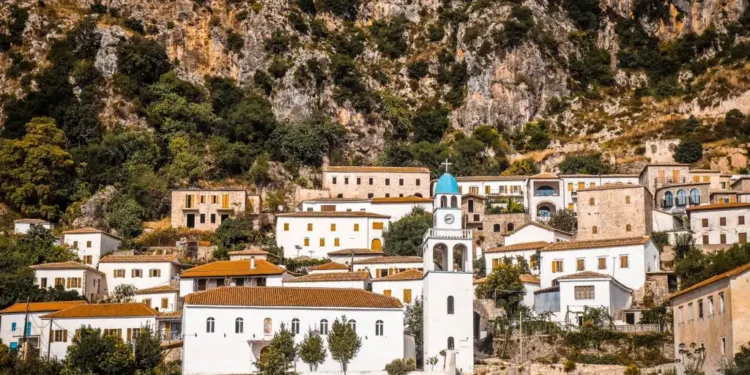 Qendra historike e Dhërmiut shpallet pasuri kulturore