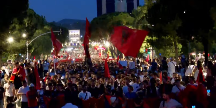 Kush e zotëron mikrofonin? Beteja e heshtur për frerin e protestës dhe higjiena e saj demokratike