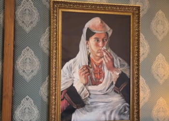 Kostumet, kujtesa dhe historia korçare bashkohen në galerinë ‘Etno Art’