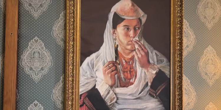 Kostumet, kujtesa dhe historia korçare bashkohen në galerinë ‘Etno Art’
