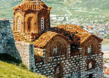 “Turisti per Caso”: Shqipëria mes së shkuarës dhe së ardhmes, një udhëtim që zbulon transformimin e vendit