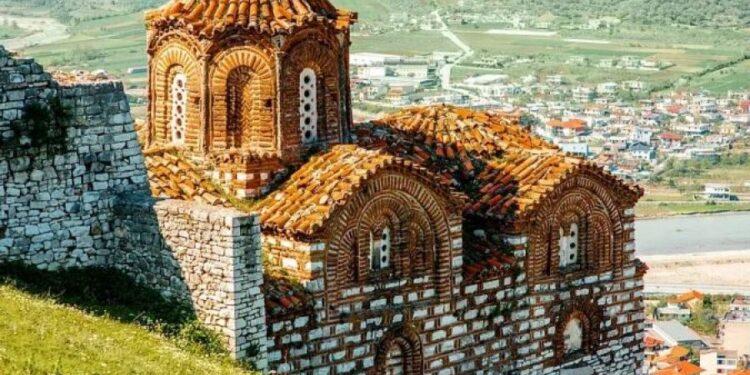 “Turisti per Caso”: Shqipëria mes së shkuarës dhe së ardhmes, një udhëtim që zbulon transformimin e vendit
