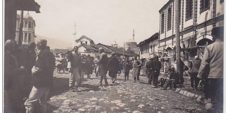 Dorëshkrimi i harruar: si u shkrua dhe si u shpëtua historia e parë e Shqipërisë nga Jean-Claude Faveyrial