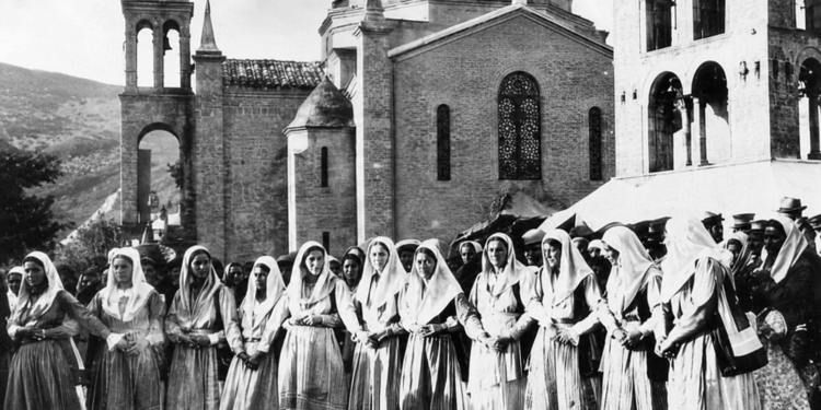 Kultura shqiptare e ngulitur në gur: Gjuha, tradita dhe zakoni si vegla të mbijetesës identitare mes arvanitasve
