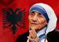 Shën Nënë Tereza: Figura që i tregoi botës anën më të bukur të shpirtit shqiptar — Në përvjetorin e lindjes