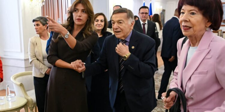 Çifti DioGuardi dhe Kosova: Një miqësi e çertifikuar me dekret. Joe DioGuardi zëri shqiptar në Kongres, merr shtetësinë e Kosovës