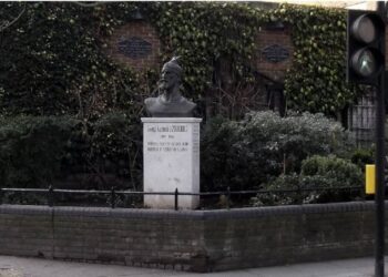 Busti i Skënderbeut “zhduket” nga Londra, Mal Berisha ngre alarmin: Kush vendosi ta heqë?