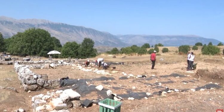 Nisin gërmimet arkeologjike në Parkun Antik në Antigone