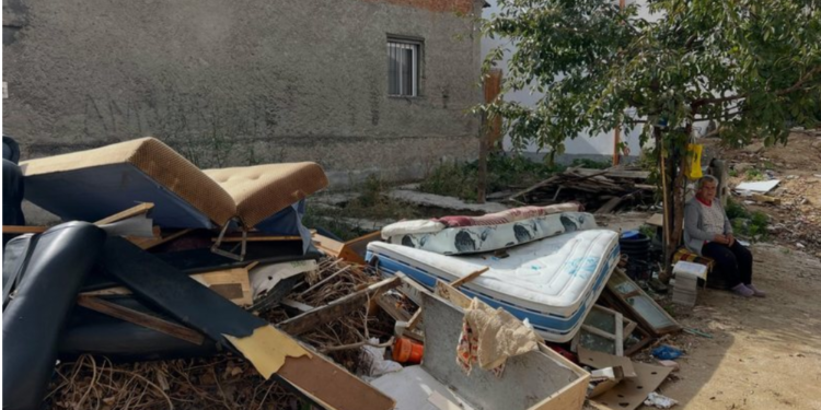 Auron Tare publikon pamjet e shtëpisë së rrënuar të Mitrush Kutelit